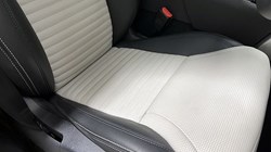 2023 (73) LAND ROVER DISCOVERY 3.0 D300 Dynamic SE 5dr Auto 5204587