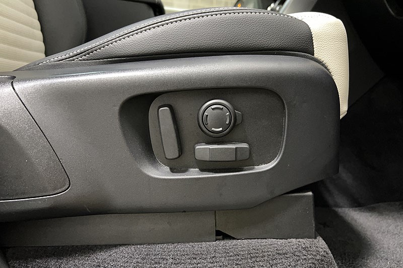 2023 (73) LAND ROVER DISCOVERY 3.0 D300 Dynamic SE 5dr Auto 5204586