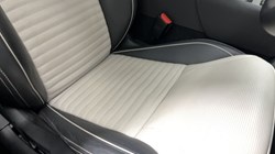 2023 (73) LAND ROVER DISCOVERY 3.0 D300 R-Dynamic HSE 5dr Auto 4855681