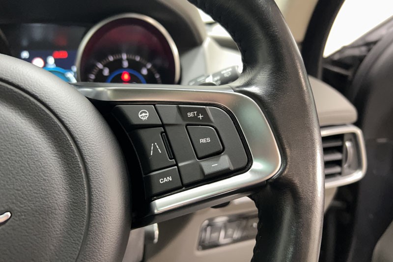 2020 (70) JAGUAR F-PACE 2.0d Portfolio 5dr Auto AWD 4879065