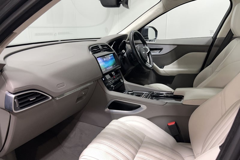 2020 (70) JAGUAR F-PACE 2.0d Portfolio 5dr Auto AWD 4879078