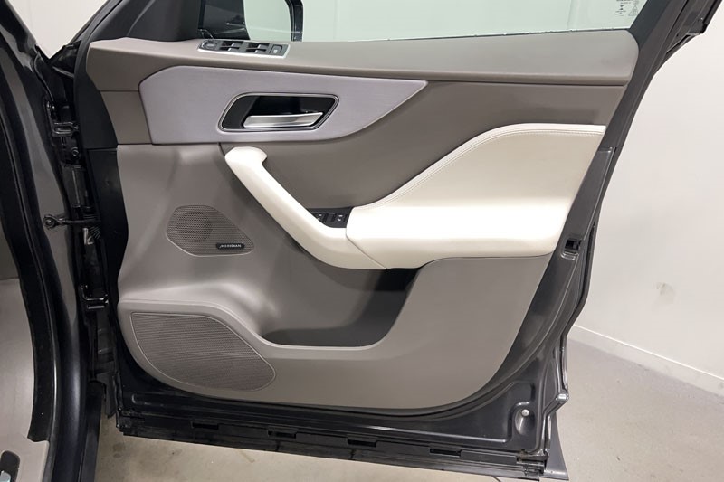 2020 (70) JAGUAR F-PACE 2.0d Portfolio 5dr Auto AWD 4879056