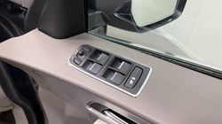 2020 (70) JAGUAR F-PACE 2.0d Portfolio 5dr Auto AWD 4879059