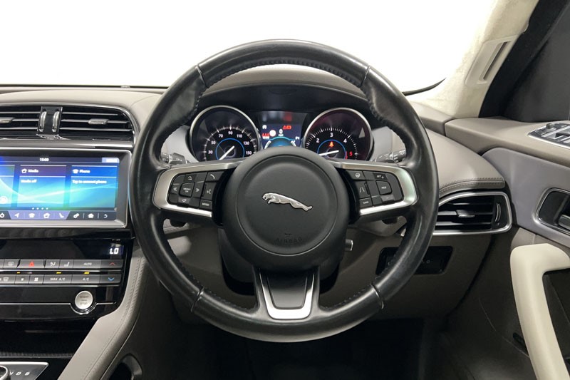 2020 (70) JAGUAR F-PACE 2.0d Portfolio 5dr Auto AWD 4879054