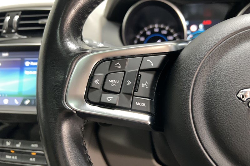 2020 (70) JAGUAR F-PACE 2.0d Portfolio 5dr Auto AWD 4879066