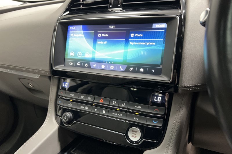 2020 (70) JAGUAR F-PACE 2.0d Portfolio 5dr Auto AWD 4879069