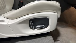 2020 (70) JAGUAR F-PACE 2.0d Portfolio 5dr Auto AWD 4879061