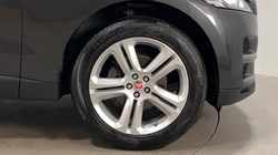 2020 (70) JAGUAR F-PACE 2.0d Portfolio 5dr Auto AWD 4879051