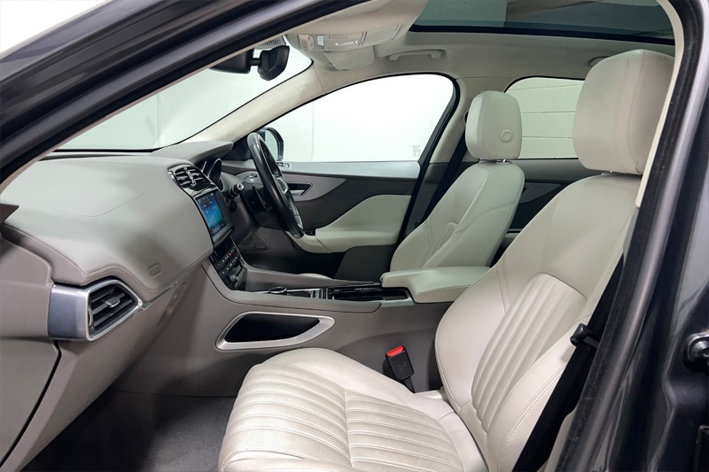 2020 (70) JAGUAR F-PACE 2.0d Portfolio 5dr Auto AWD 4879046