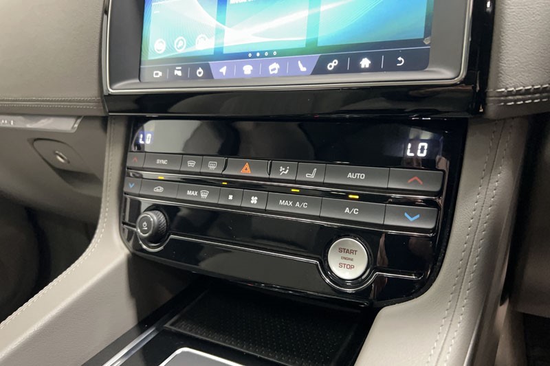 2020 (70) JAGUAR F-PACE 2.0d Portfolio 5dr Auto AWD 4879070