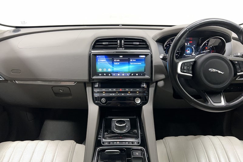 2020 (70) JAGUAR F-PACE 2.0d Portfolio 5dr Auto AWD 4879053