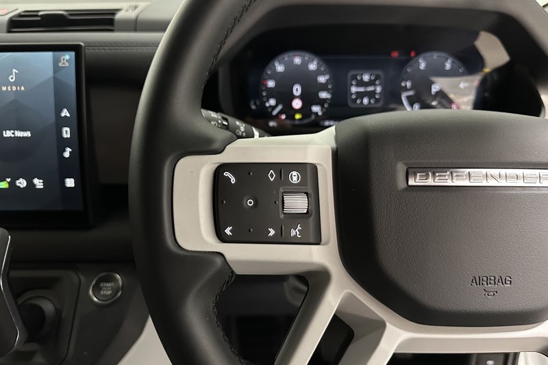 2025 (74) LAND ROVER DEFENDER 3.0 D350 X-Dynamic SE 90 3dr Auto 4895597