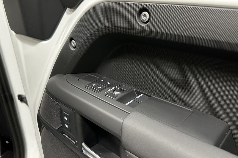 2025 (74) LAND ROVER DEFENDER 3.0 D350 X-Dynamic SE 90 3dr Auto 4895590