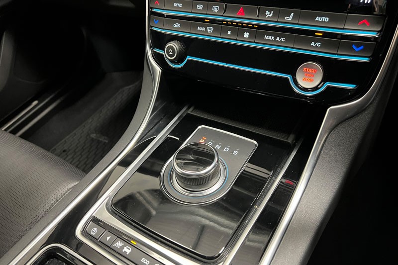 2019 (19) JAGUAR XF 2.0i [250] Chequered Flag 5dr Auto 4936817