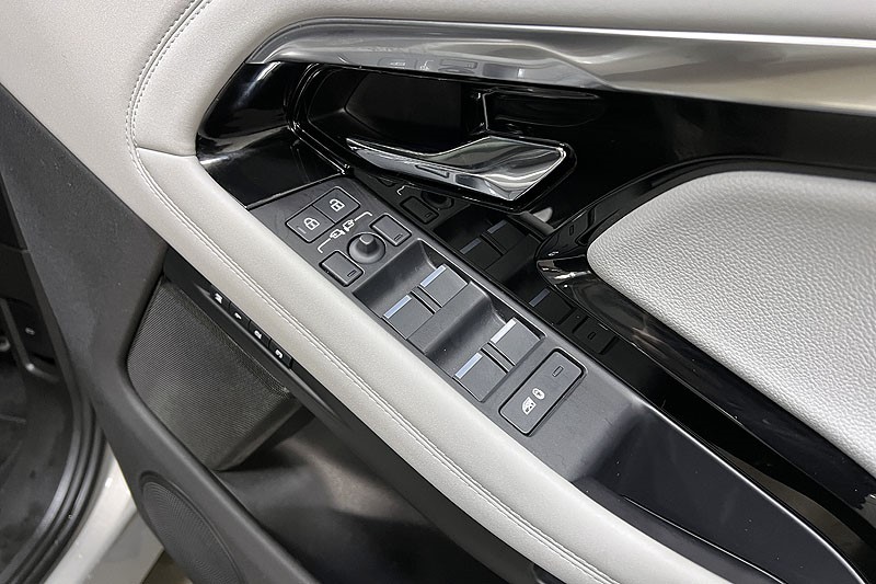 2022 (22) LAND ROVER RANGE ROVER EVOQUE 2.0 P250 R-Dynamic SE 5dr Auto 4950279