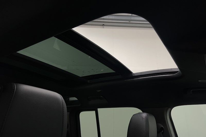 2023 (73) LAND ROVER DEFENDER 3.0 D300 X-Dynamic SE 110 5dr Auto 4970624