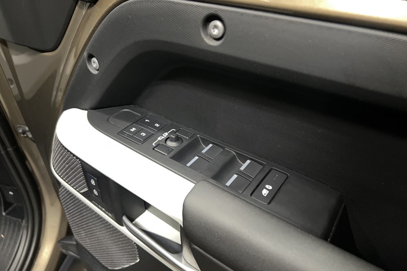 2023 (73) LAND ROVER DEFENDER 3.0 D300 X-Dynamic SE 110 5dr Auto 4970618