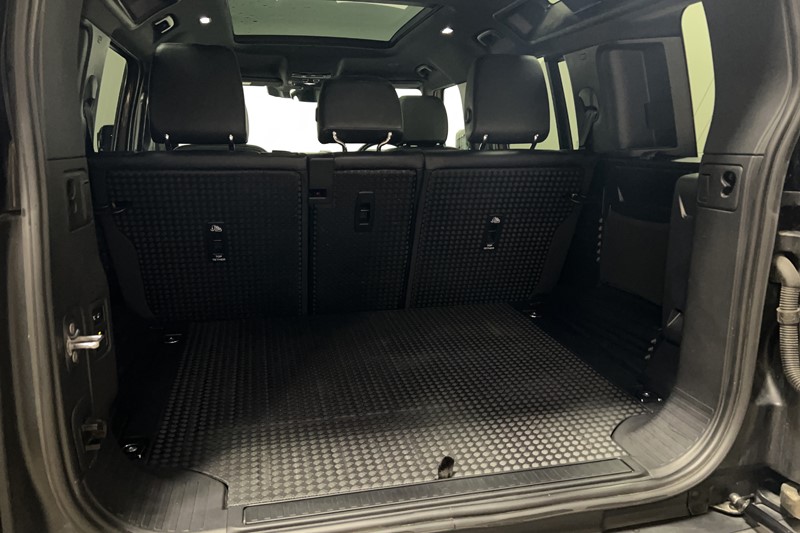 2023 (73) LAND ROVER DEFENDER 3.0 D300 X-Dynamic SE 110 5dr Auto 4970648