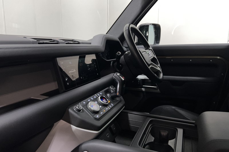 2023 (73) LAND ROVER DEFENDER 3.0 D300 X-Dynamic SE 110 5dr Auto 4970641