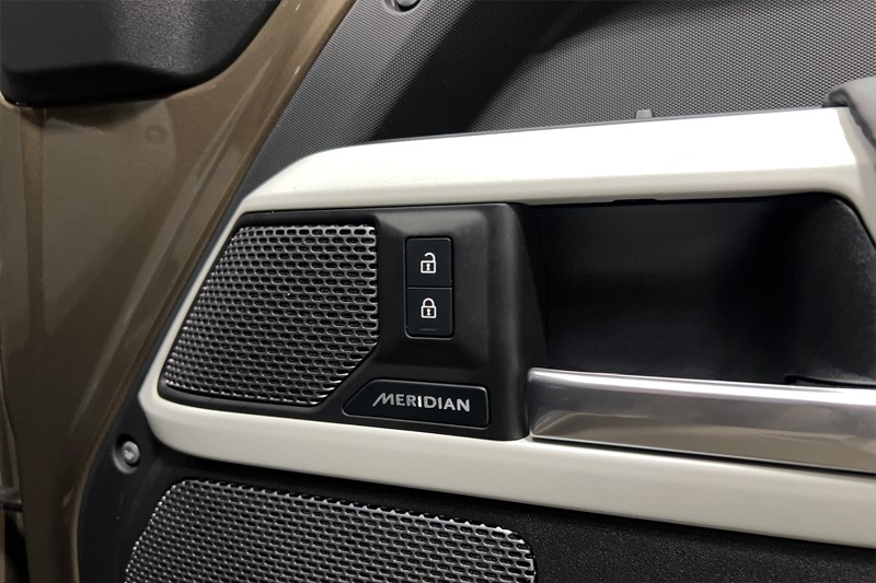 2023 (73) LAND ROVER DEFENDER 3.0 D300 X-Dynamic SE 110 5dr Auto 4973419