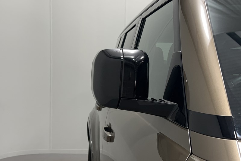 2023 (73) LAND ROVER DEFENDER 3.0 D300 X-Dynamic SE 110 5dr Auto 4970654