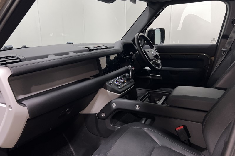 2023 (73) LAND ROVER DEFENDER 3.0 D300 X-Dynamic SE 110 5dr Auto 4970640