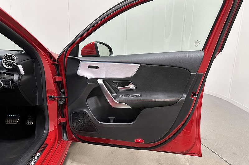 2019 (19) MERCEDES-BENZ A CLASS A200d AMG Line Premium 5dr Auto 5090858