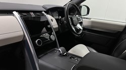 2021 (21) LAND ROVER DISCOVERY 3.0 D300 R-Dynamic HSE 5dr Auto 5815292