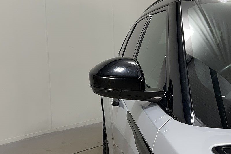 2022 (22) LAND ROVER RANGE ROVER VELAR 2.0 D200 R-Dynamic HSE 5dr Auto 5125070