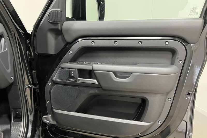 2025 (25) LAND ROVER DEFENDER 3.0 D350 X-Dynamic HSE 110 5dr Auto 5163145