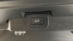 2024 (24) LAND ROVER DISCOVERY 3.0 D300 Dynamic SE 5dr Auto 5187856