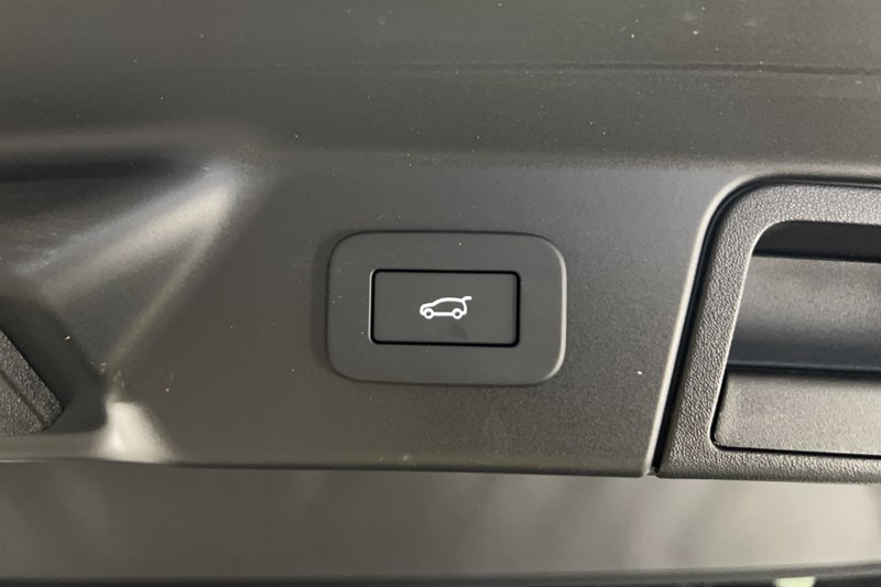 2023 (23) LAND ROVER RANGE ROVER VELAR 3.0 D300 MHEV R-Dynamic SE 5dr Auto 5137432