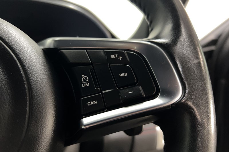 2020 (20) JAGUAR E-PACE 2.0d Chequered Flag Edition 5dr Auto 5145445