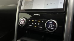 2022 (22) LAND ROVER DISCOVERY 3.0 D300 R-Dynamic SE 5dr Auto 5205111