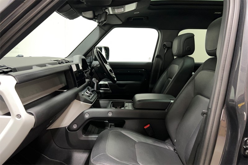 2023 (23) LAND ROVER DEFENDER 3.0 D300 X-Dynamic HSE 110 5dr Auto 5283500