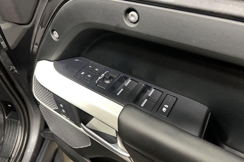 2023 (23) LAND ROVER DEFENDER 3.0 D300 X-Dynamic HSE 110 5dr Auto 5283512