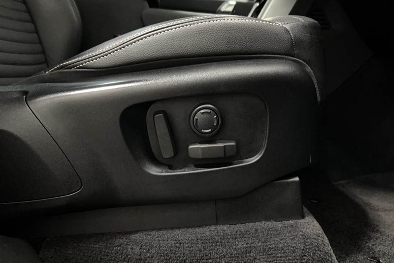 2023 (23) LAND ROVER DISCOVERY 3.0 D300 S 5dr Auto 5210358