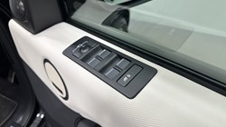 2025 (74) LAND ROVER DISCOVERY 3.0 D350 Dynamic SE 5dr Auto 5209520