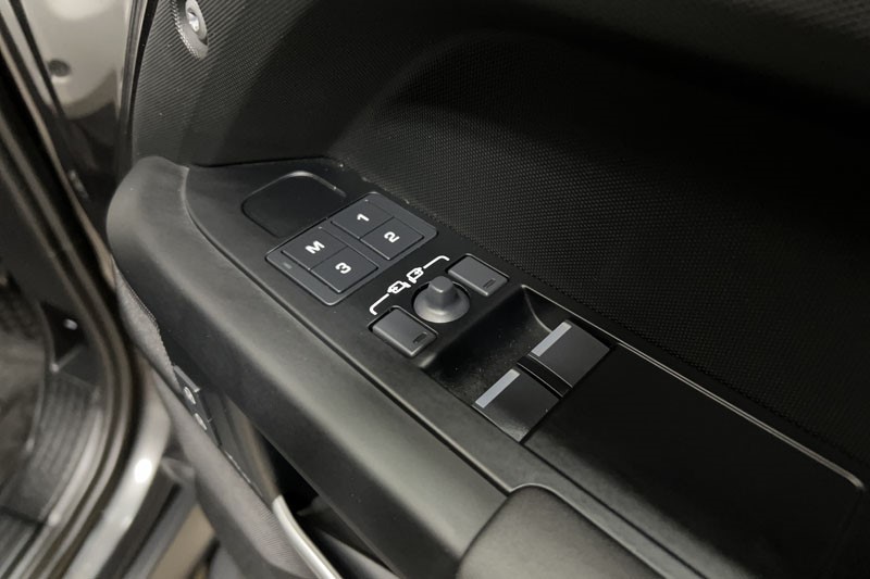 2025 (25) LAND ROVER COMMERCIAL DEFENDER 3.0 D250 Hard Top X-Dynamic SE Auto [3 Seat] 5212540