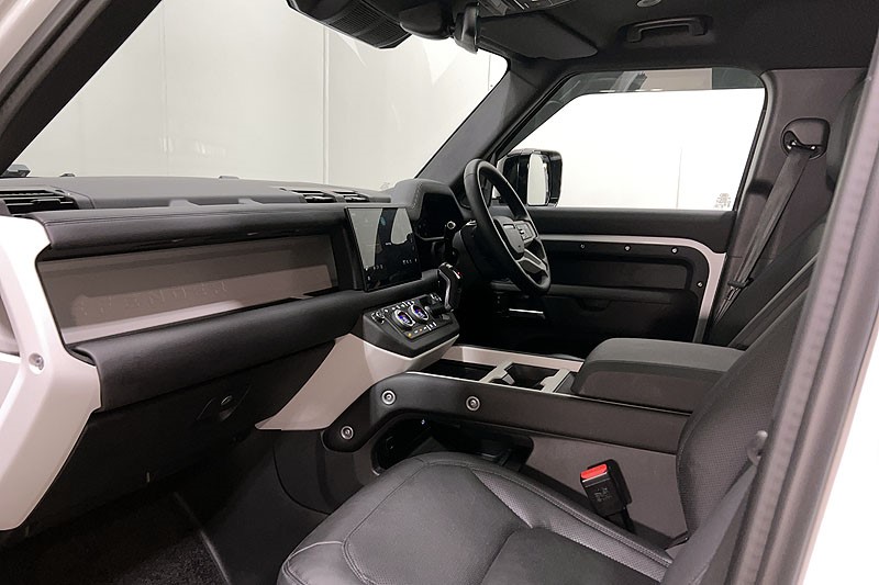 2025 (25) LAND ROVER DEFENDER 3.0 D250 X-Dynamic SE 110 5dr Auto 5268557