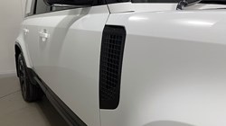 2025 (25) LAND ROVER DEFENDER 3.0 D250 X-Dynamic SE 110 5dr Auto 5268576
