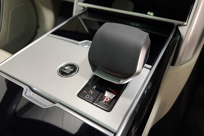 2025 (75) LAND ROVER RANGE ROVER 3.0 D300 SE 4dr Auto 5284020