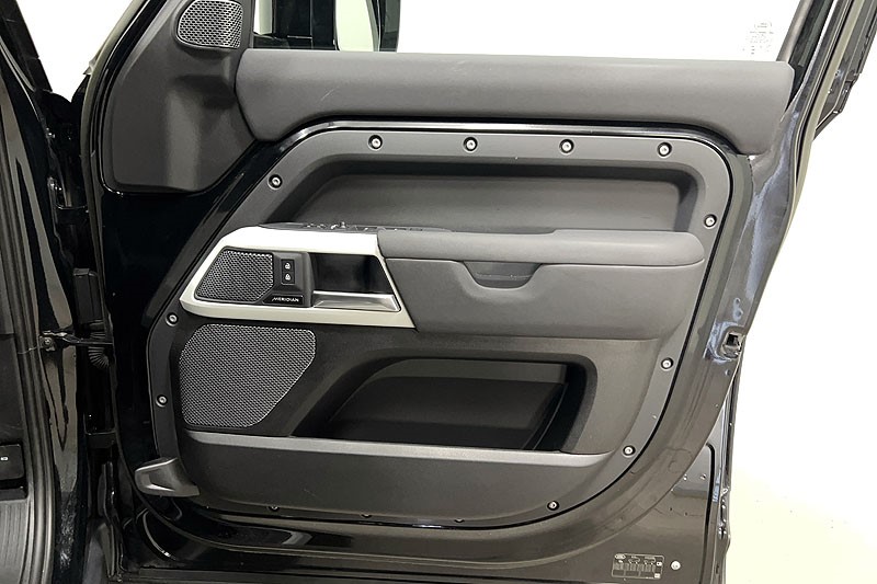 2023 (23) LAND ROVER DEFENDER 3.0 D250 SE 110 5dr Auto 5307425