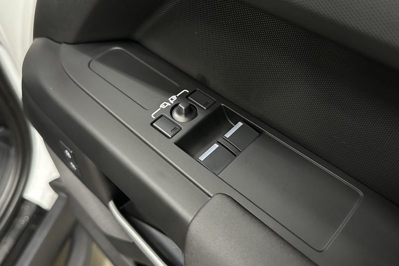 2024 (74) LAND ROVER COMMERCIAL DEFENDER 3.0 D250 Hard Top S Auto 5331824