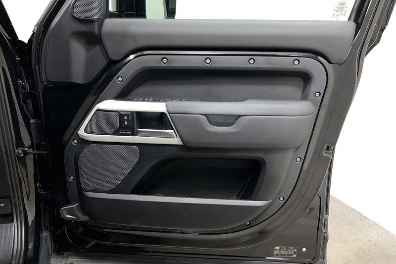 2023 (73) LAND ROVER DEFENDER 3.0 D250 X-Dynamic SE 110 5dr Auto 5400261