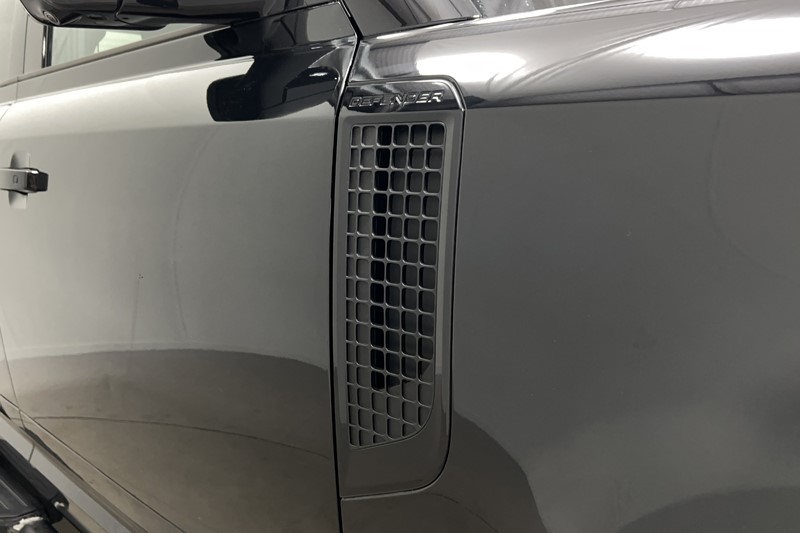 2023 (73) LAND ROVER DEFENDER 3.0 D250 X-Dynamic SE 110 5dr Auto 5400300
