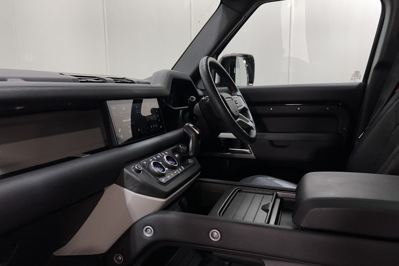 2023 (73) LAND ROVER DEFENDER 3.0 D250 X-Dynamic SE 110 5dr Auto 5400284