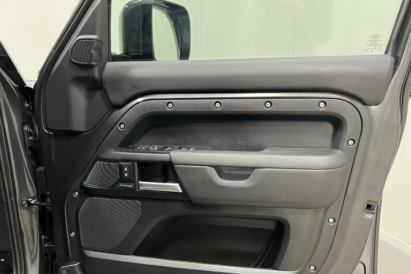 2025 (25) LAND ROVER DEFENDER 3.0 D350 X-Dynamic SE 110 5dr Auto 5378973