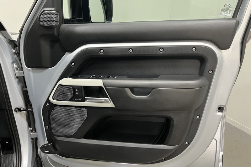 2021 (21) LAND ROVER DEFENDER 3.0 D300 HSE 110 5dr Auto 5427066