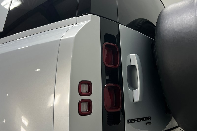 2021 (21) LAND ROVER DEFENDER 3.0 D300 HSE 110 5dr Auto 5427097